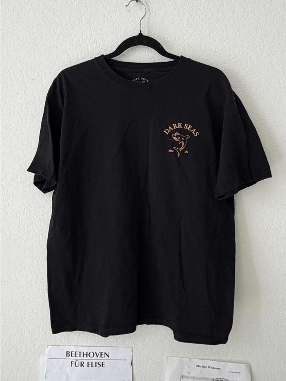 Dark Seas Division Shark Logo Black Graphic Tee Gold Print Surf Skate L